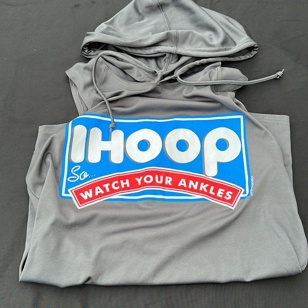 Sleeveless hooded workout shirt